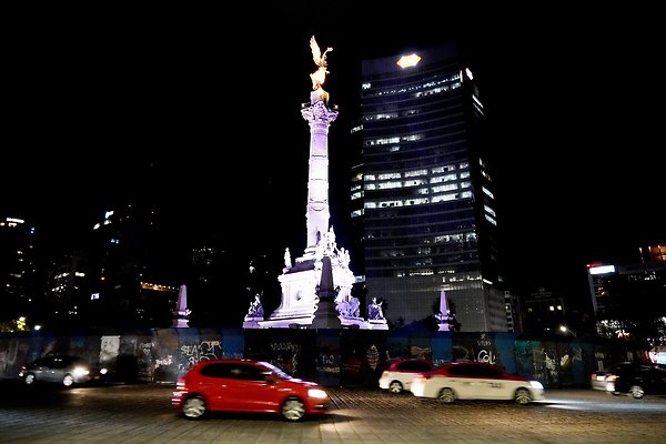 zREFORMA STATUE NIGHT